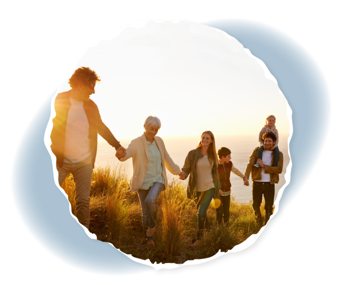 Alltag mit einer chronischen Blutkrankheit: Unterstützung Die Abbildung zeigt sechs Personen unterschiedlichen Alters auf einem Hügel, die sich an den Händen halten.