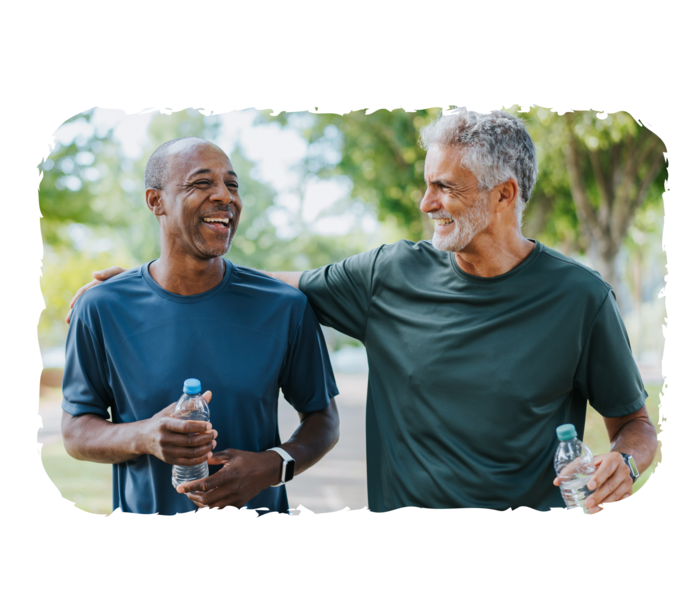 Zwei Männer in Sportkleidung im Freien.