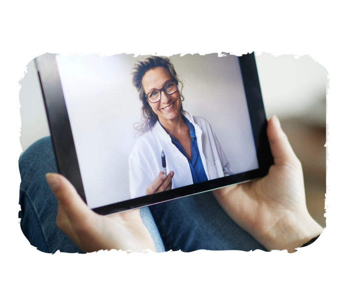 Eine Person hält ein Tablet in der Hand. Darauf ist das Bild einer Person in weißem Kittel zu sehen. 