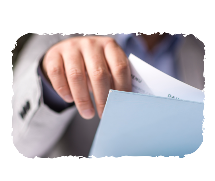 Nahaufnahme einer Hand, die eine Broschüre aufklappt.