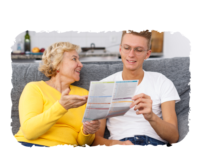 Eine Frau und ein Mann sehen eine Broschüre an.