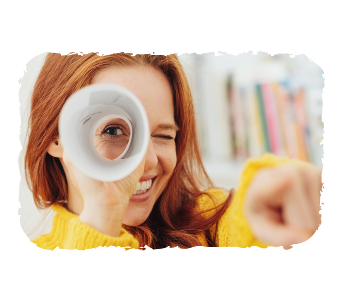 Junge Frau schaut durch eine Papierrolle in die Kamera. 