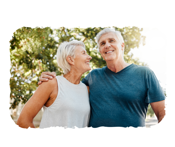 Ein Mann legt seinen Arm um eine Frau.