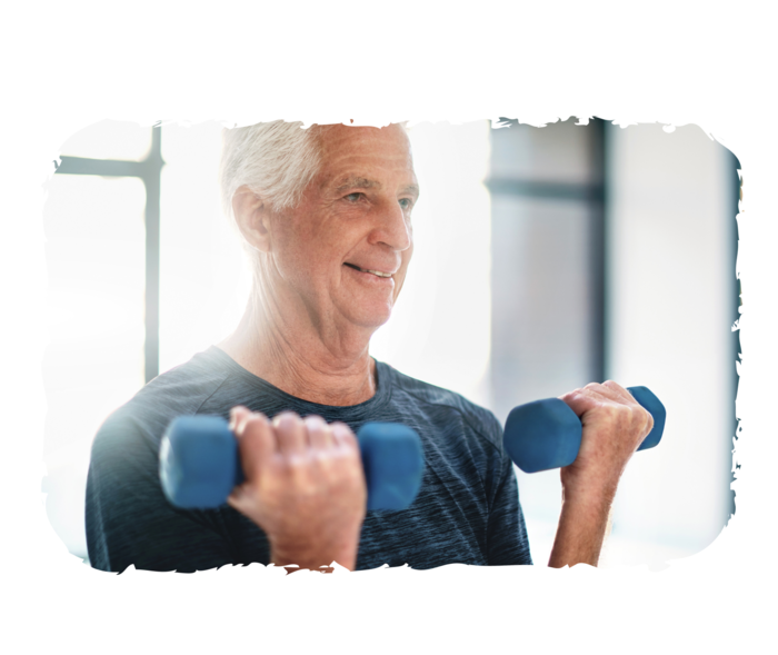 Ein älterer Mann hält zwei Hanteln und lächelt.