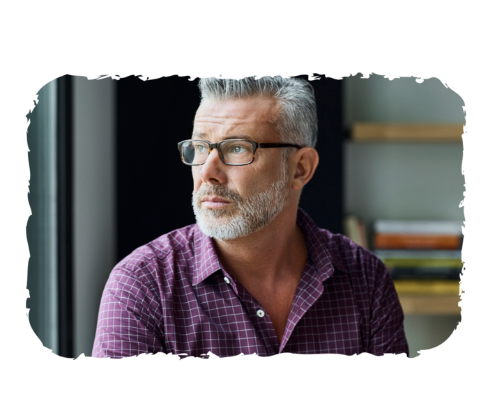 CML: Therapienebenwirkungen Ein älterer Mann schaut aus dem Fenster.