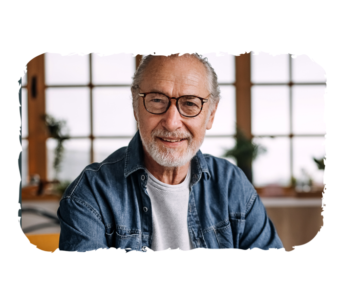 Ein älterer Mann schaut in die Kamera.