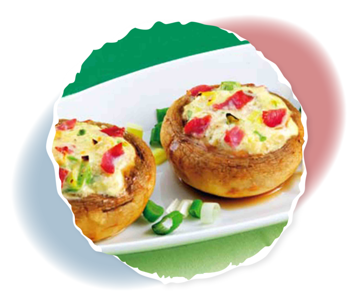 Zwei gefüllte Champignons in einer Servierschale. 