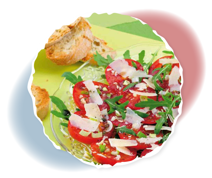 Ein Salat mit Tomaten, Parmesan und Rucola. 