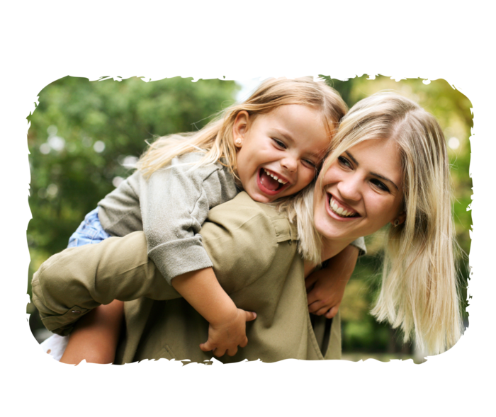 Ein junges Mädchen auf dem Rücken einer Frau.