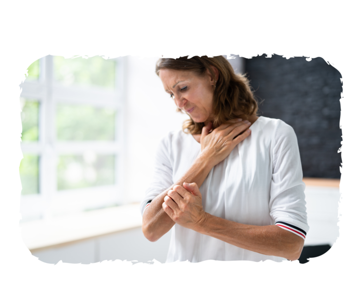 Eine Frau winkelt ihrem Arm an und schaut darauf.