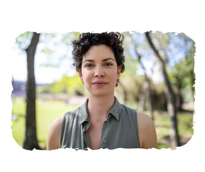 Eine Frau schaut in die Kamera.