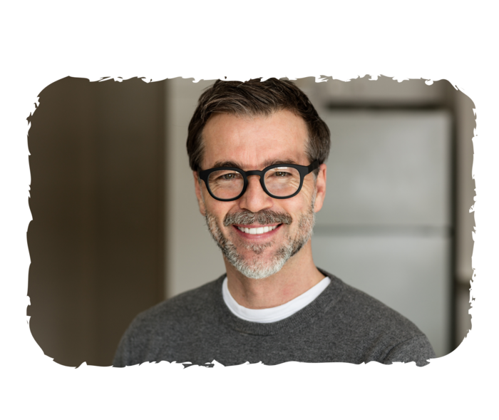 Ein Mann lächelt in die Kamera.