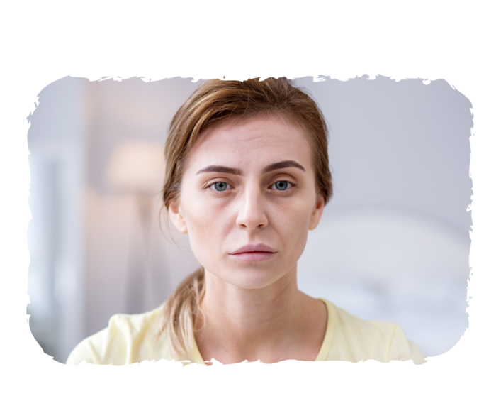 Eine blasse Person blickt in die Kamera.  