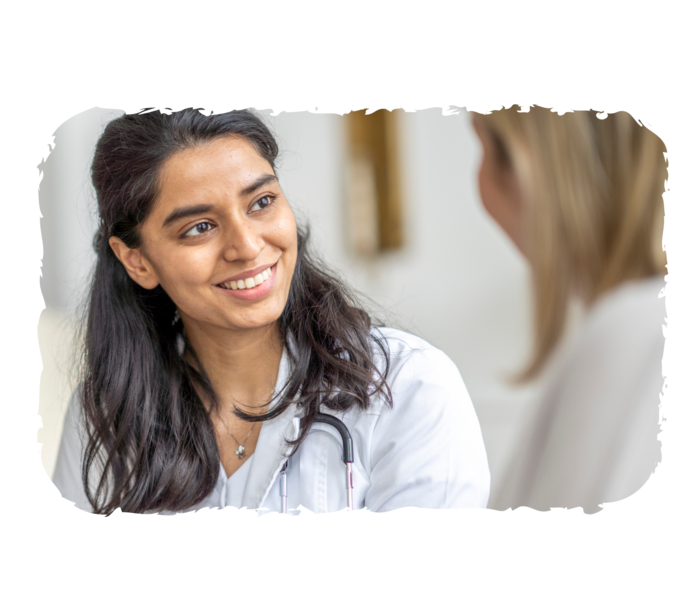 Eine Ärztin und eine Frau schauen sich an.