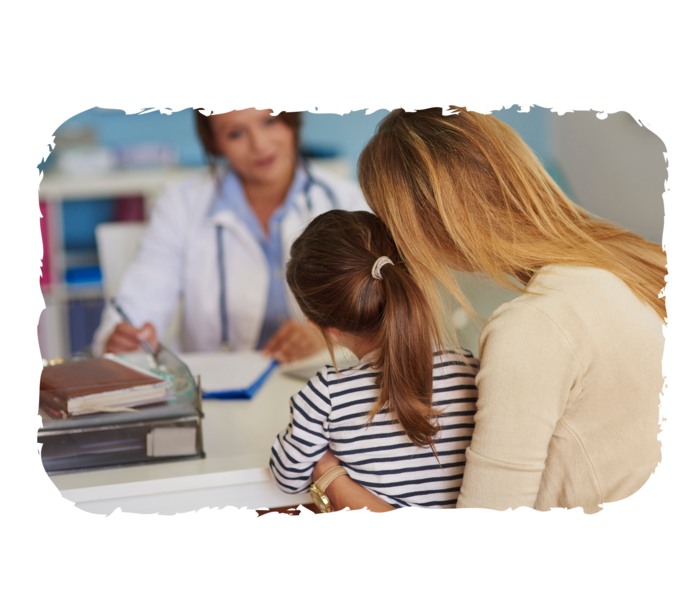 Ein junges Mädchen sitzt auf dem Schoß einer Frau. Ihnen gegenüber sitzt eine Ärztin.