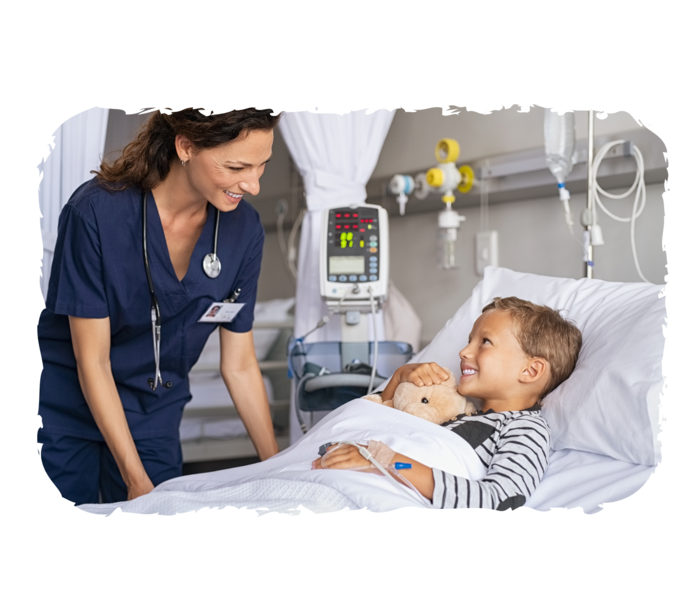 Eine Ärztin steht neben einem Jungen, der in einem Krankenhausbett liegt.