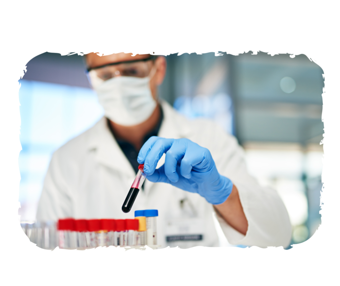 Ein Forscher hält eine Blutprobe in seiner Hand.