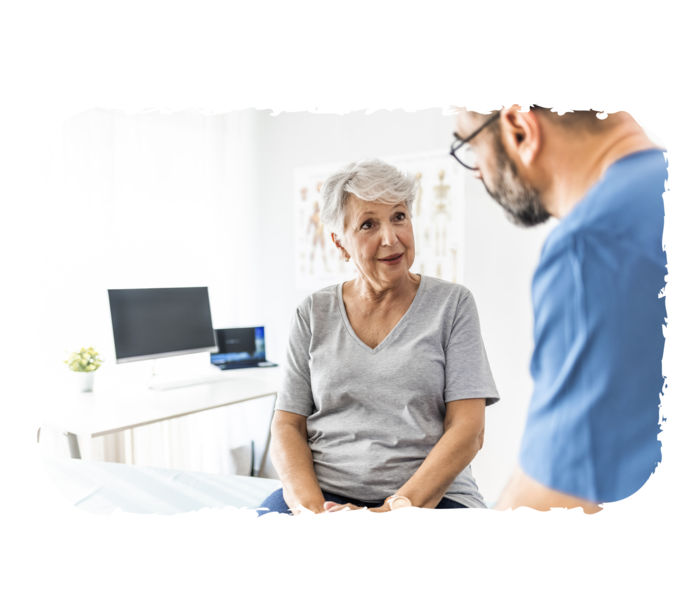 Myelofibrose: Diagnose Eine ältere Frau sitzt einem Arzt gegenüber.