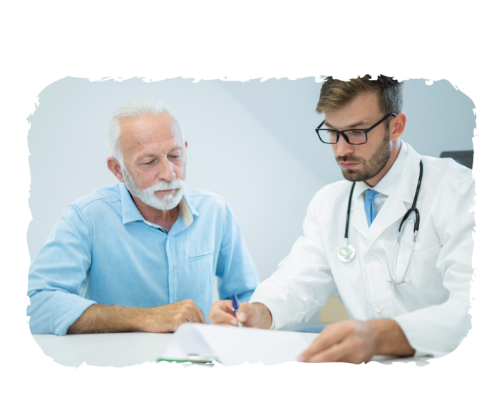Ein älterer Mann und ein Arzt sitzen an einem Tisch.