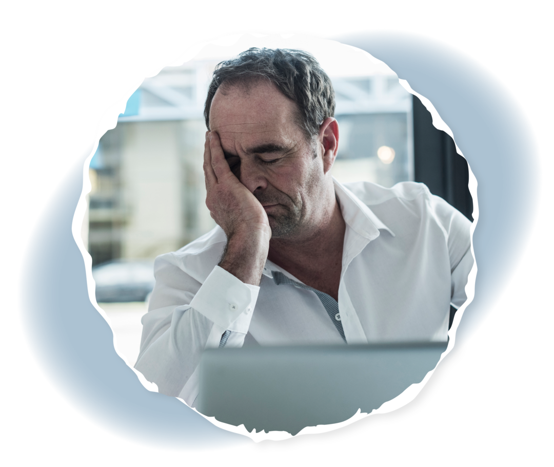 MPN-Symptome Ein Mann stützt seinen Kopf auf seiner Hand ab.