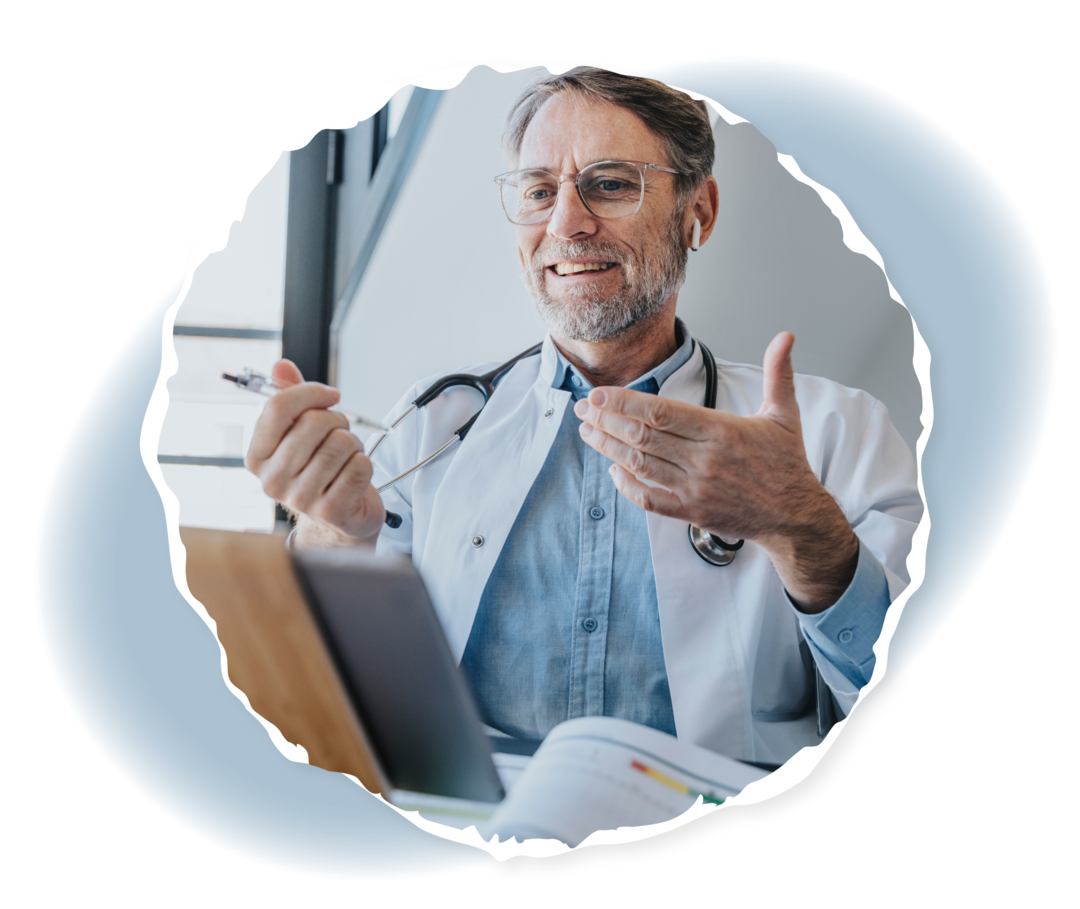 Ein Arzt schaut auf einen Tablet-Computer.