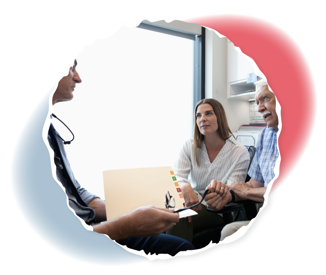 Drei Personen sitzen beieinander. Einer trägt ein Stethoskop um den Hals.