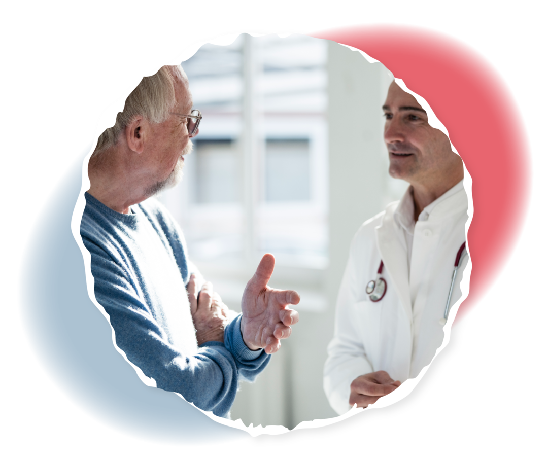 Ein Mann spricht mit einem Arzt.