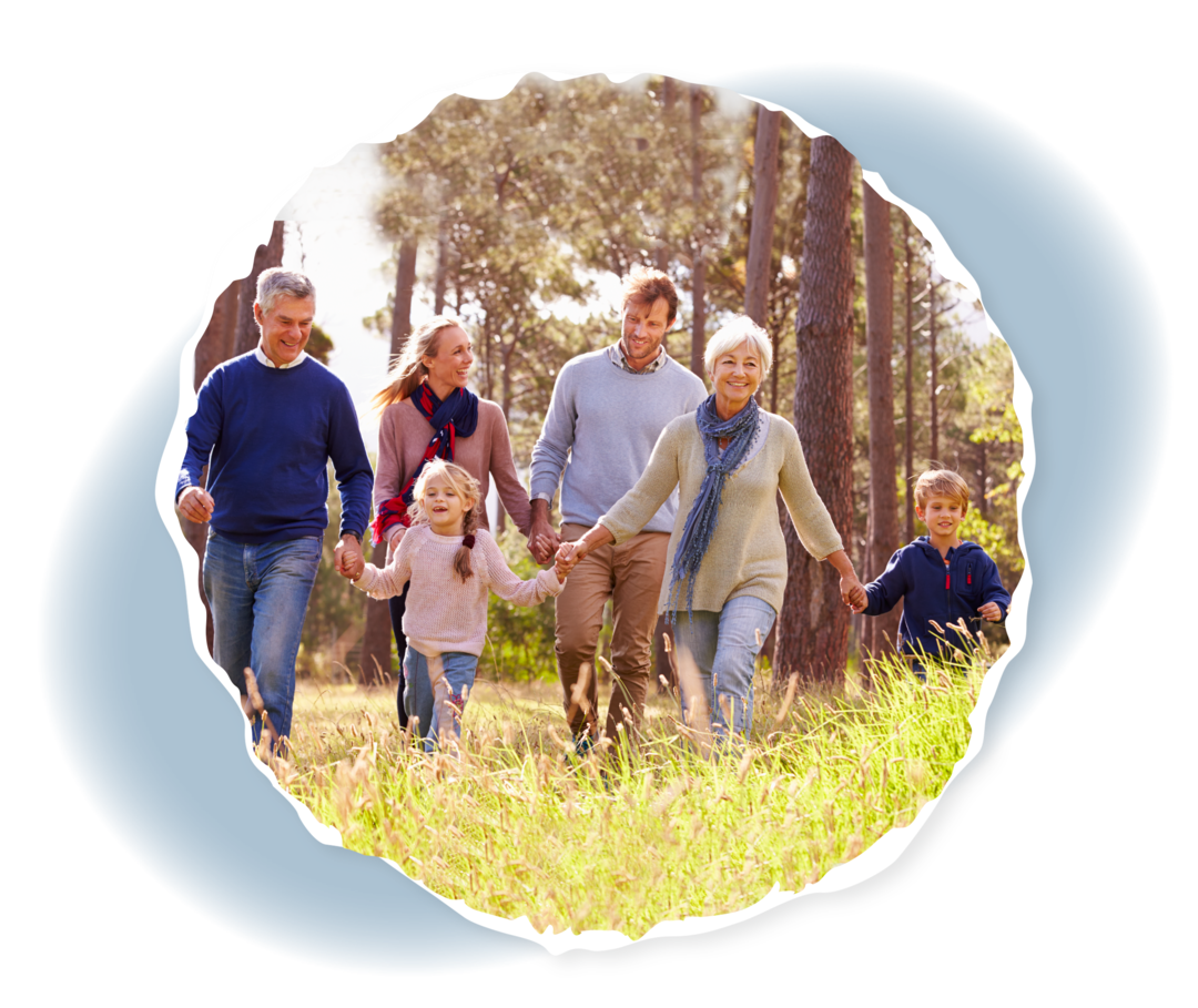 Sechs Personen unterschiedlichen Alters in einem Wald.