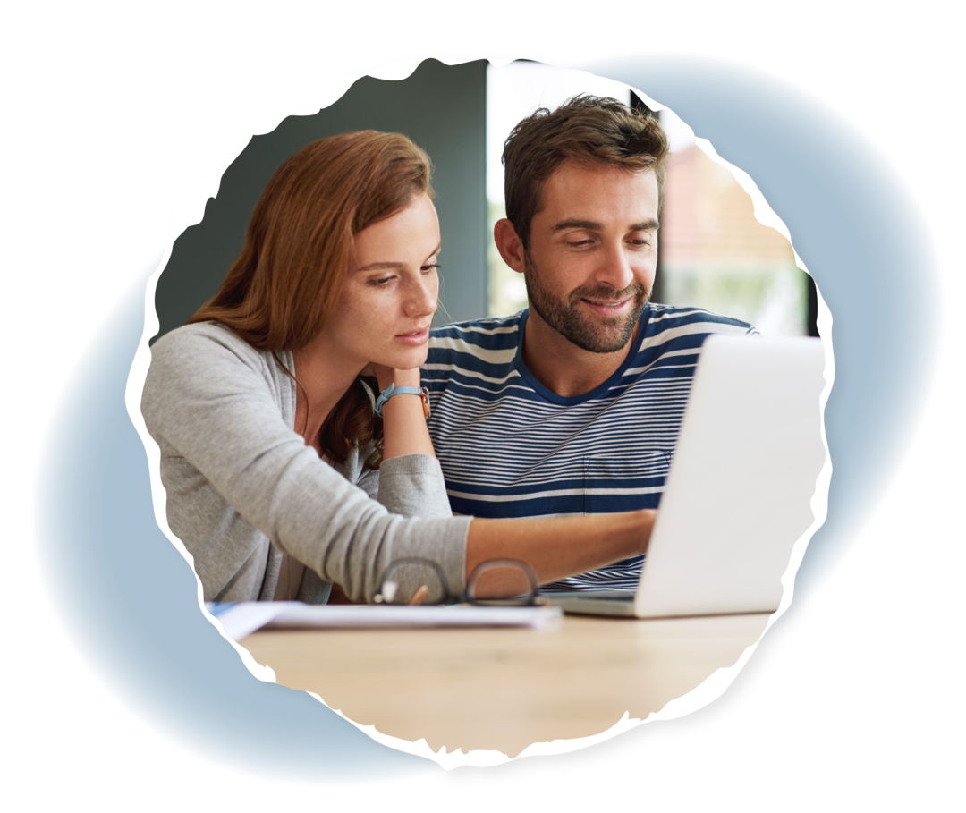 Selbstfürsorge für Angehörige: Anlaufstellen finden Ein Mann und eine Frau schauen auf einen Laptop.