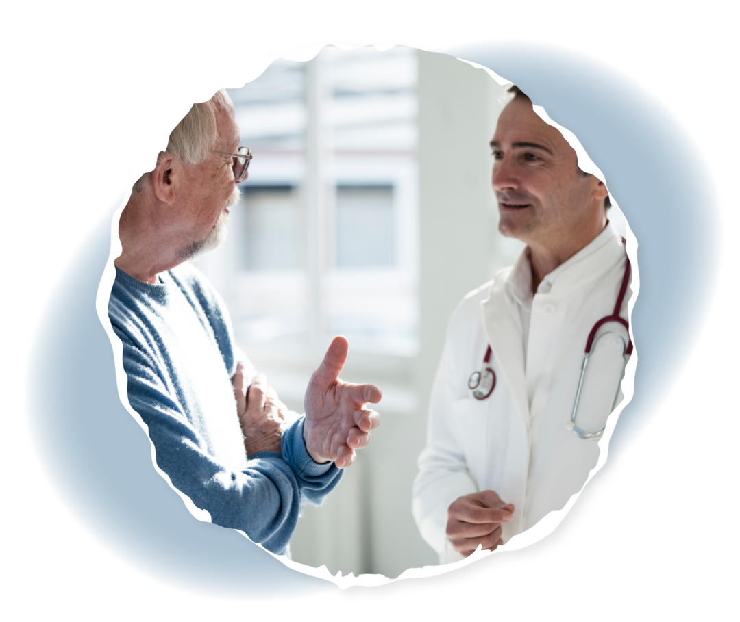 Ein älterer Mann und ein Arzt stehen sich gegenüber.