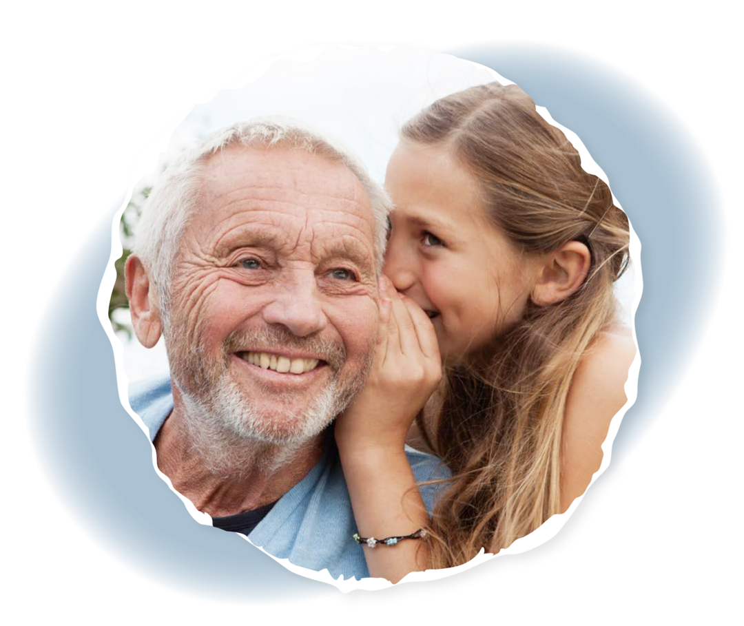 Ein Mädchen flüstert einem älteren Mann etwas ins Ohr.