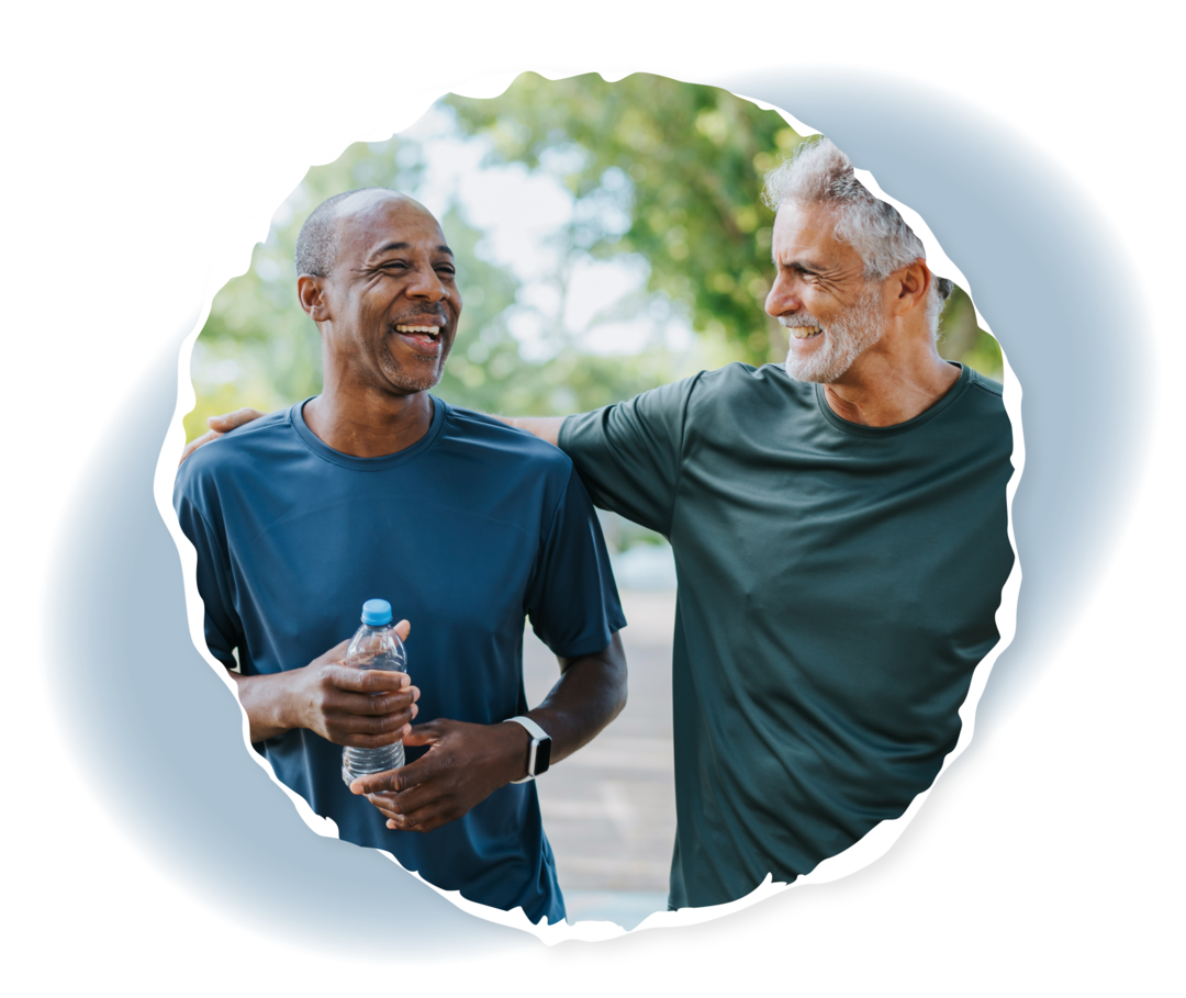 Zwei Männer in Sportkleidung im Freien.