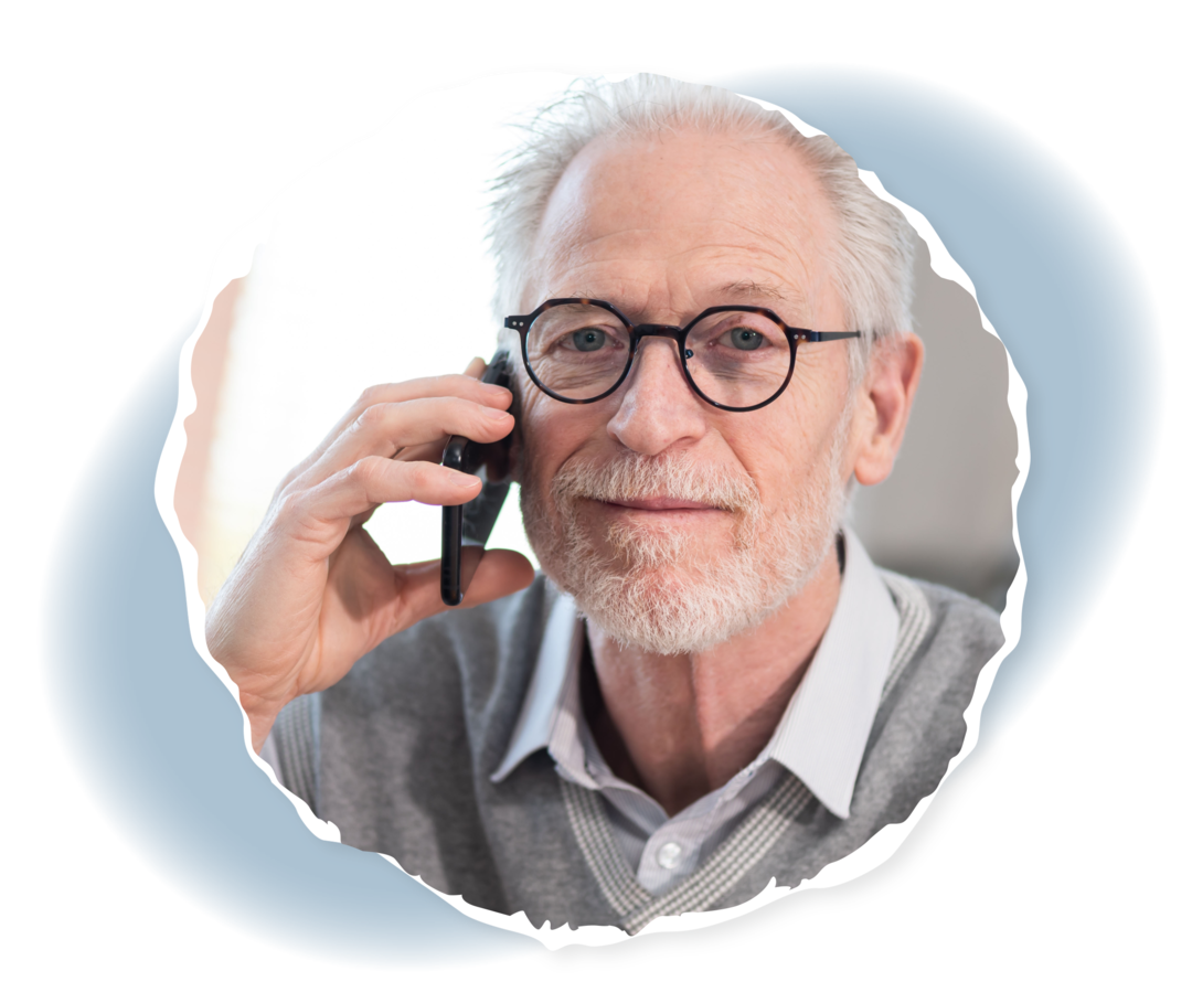 Ein älterer Mann hält ein Smartphone an sein Ohr.