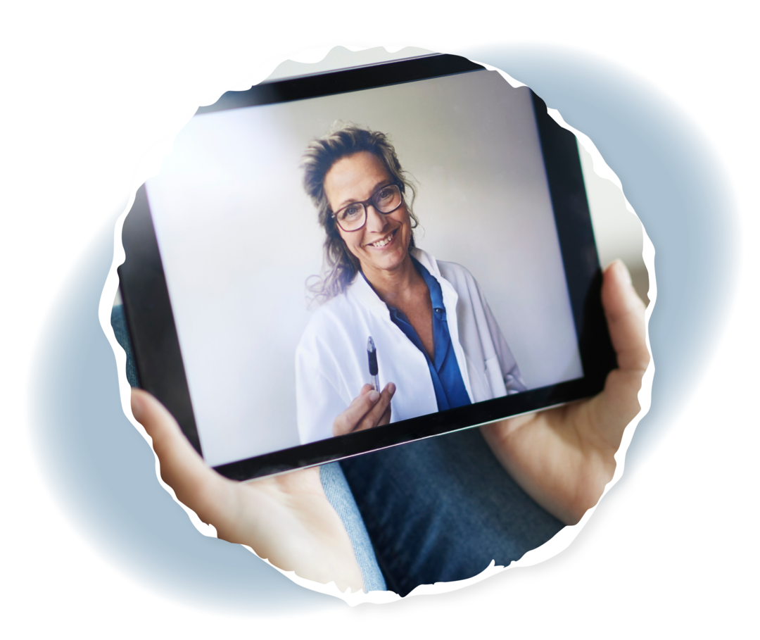 Eine Person hält ein Tablet in der Hand. Darauf ist das Bild einer Person in weißem Kittel zu sehen.