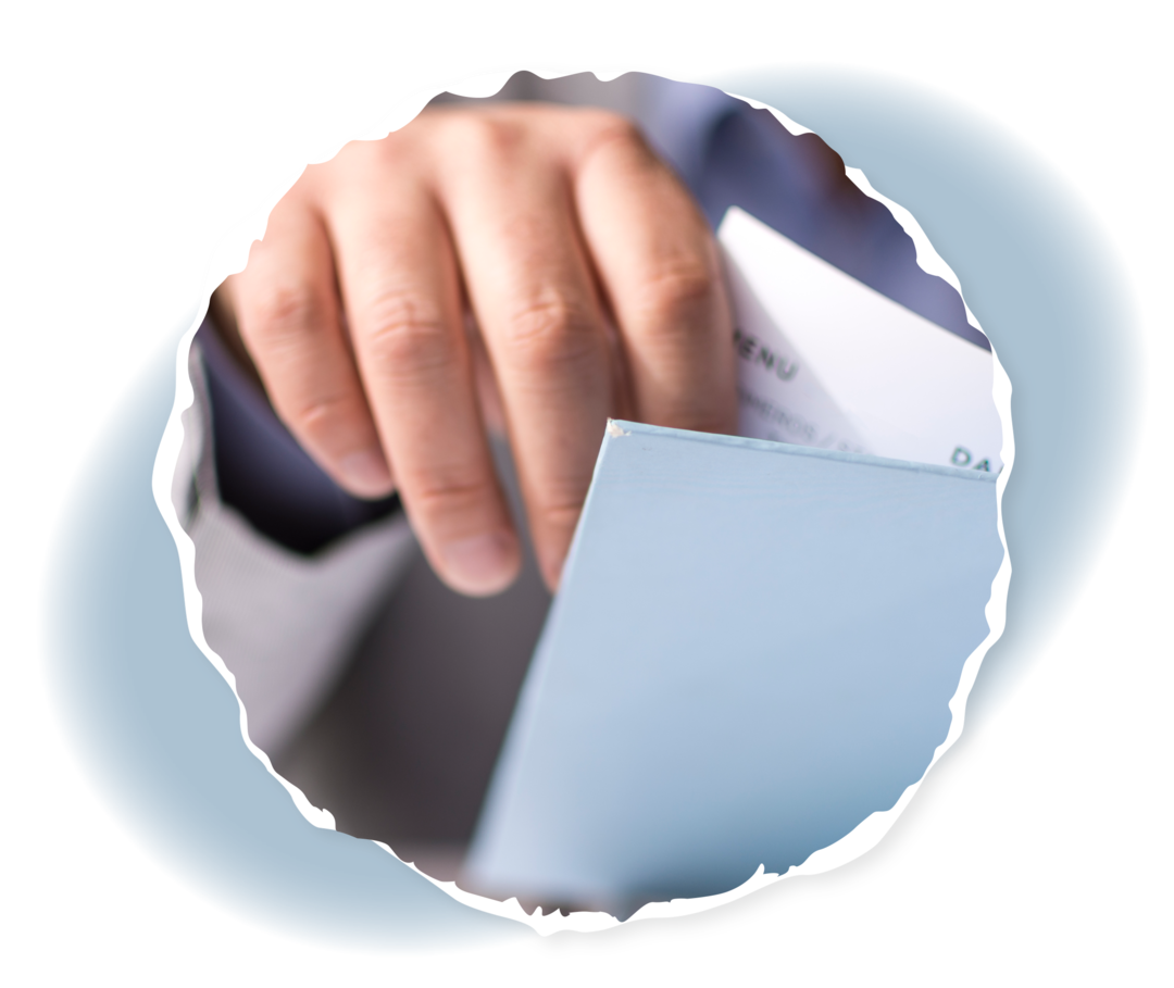 Nahaufnahme einer Hand, die eine Broschüre aufklappt.