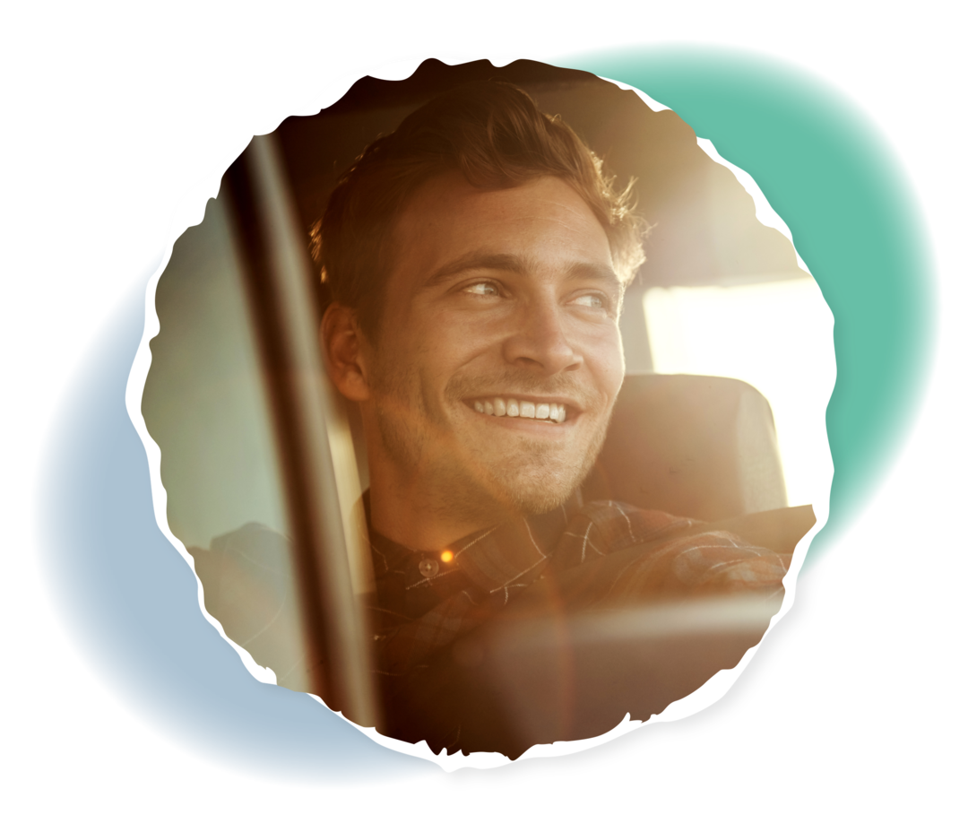 Ein Mann schaut aus dem geöffneten Fenster eines Autos.