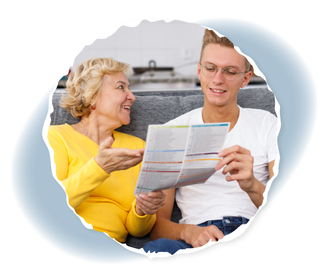 Eine Frau und ein Mann sehen eine Broschüre an.