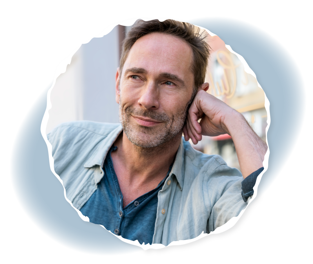 Ein Mann, der seinen Kopf in die Hand stützt und lächelt. 