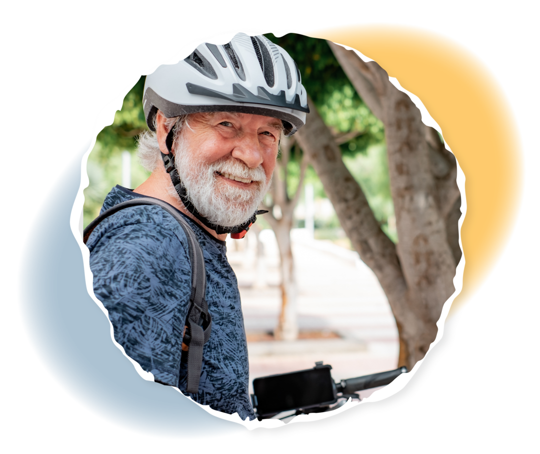MF: Therapie Ein älterer Mann mit Fahrradhelm lächelt in die Kamera.