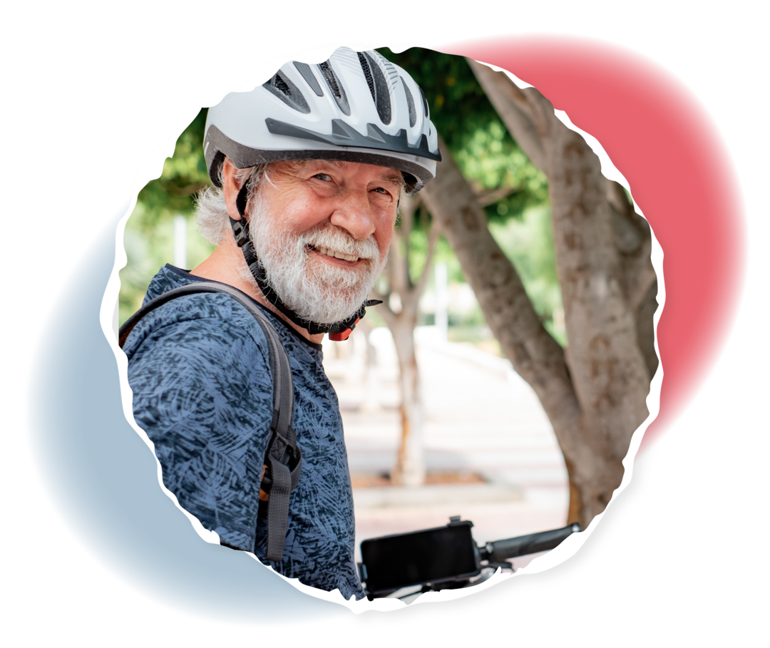 PV: Therapie Ein älterer Mann mit Fahrradhelm lächelt in die Kamera.