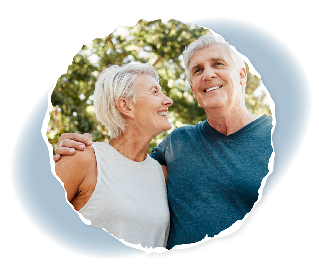 Ein Mann legt seinen Arm um eine Frau.