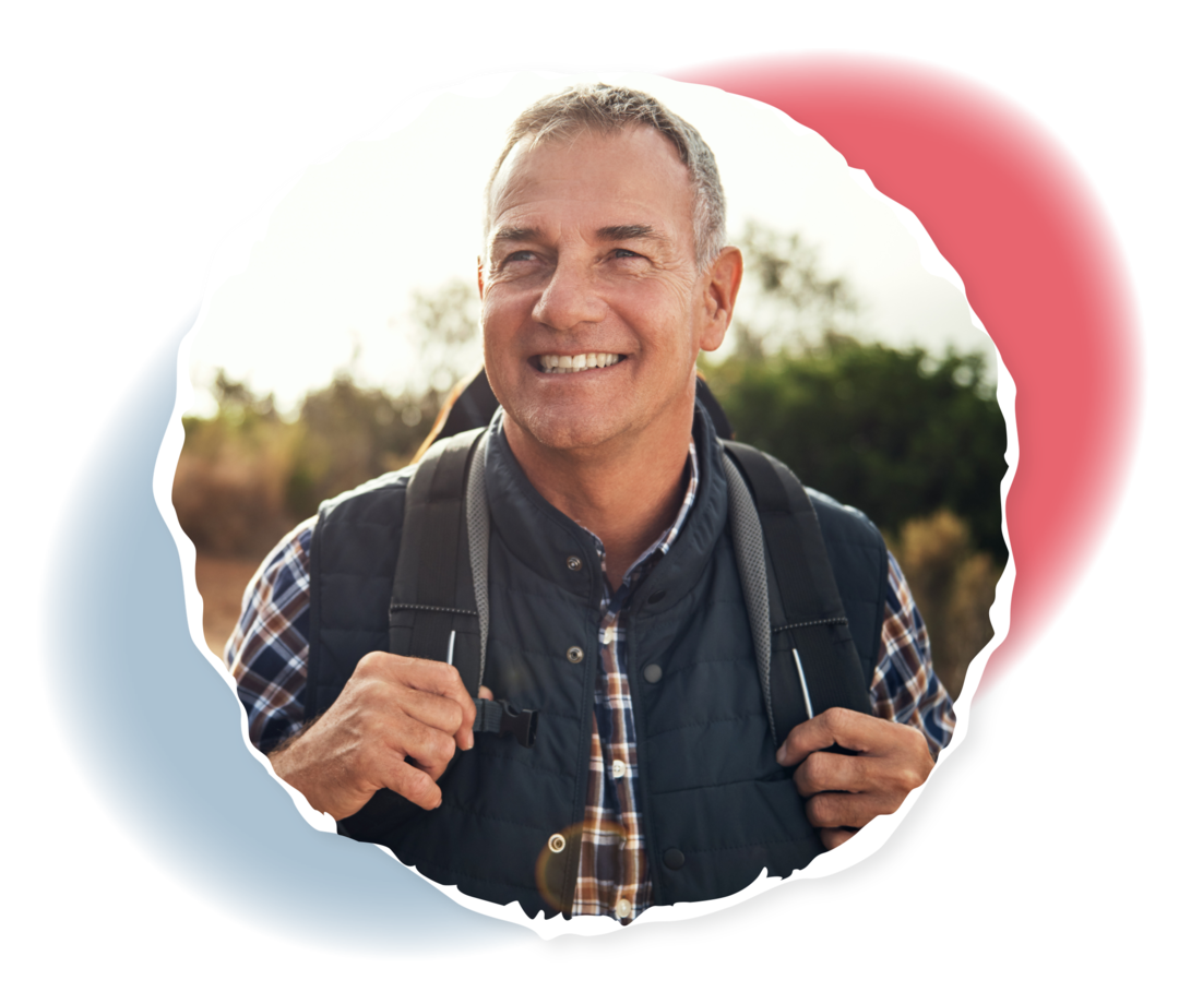 Polycythaemia vera Ein Mann trägt einen Rucksack auf seinem Rücken und lächelt.