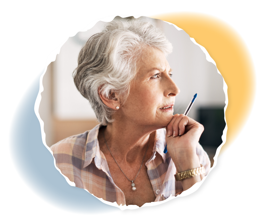 Eine ältere Frau stützt ihr Kinn auf ihrer Hand ab.