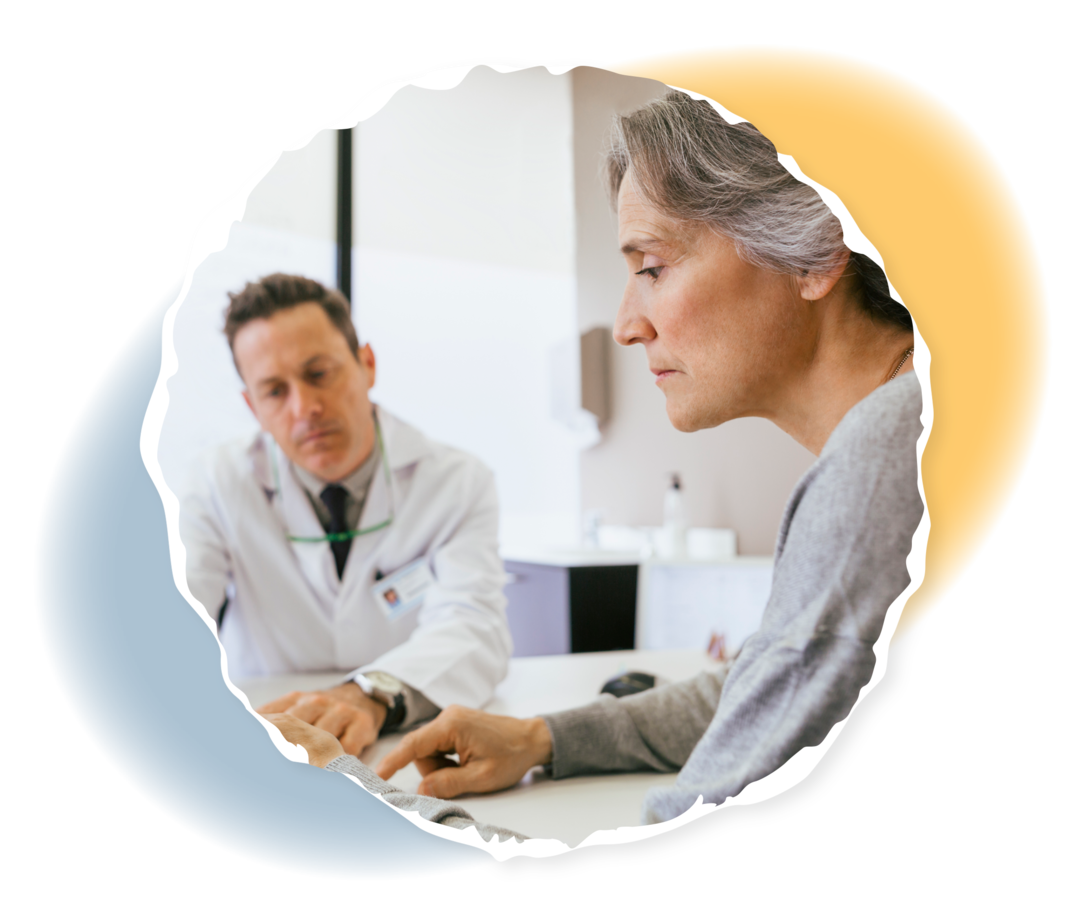 Links im Bild ein Mann im weißen Kittel, rechts eine ältere Frau. 