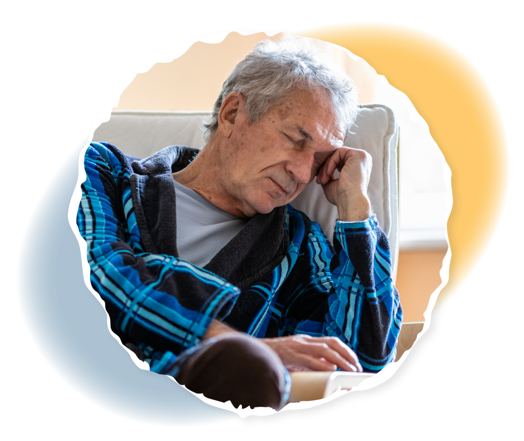 Ein älterer Mann stützt seinen Kopf auf seiner Hand ab.