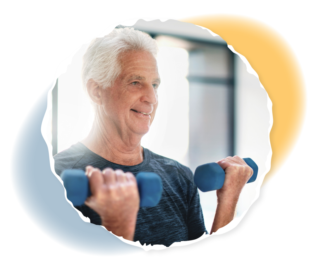 Ein älterer Mann lächelt und hält zwei Handeln in den Händen.