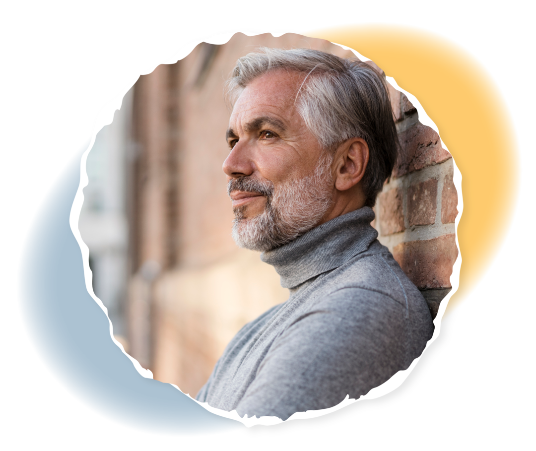 Myelofibrose: Problemorientierte Therapie Ein älterer Mann lehnt an einer Mauer und lächelt.