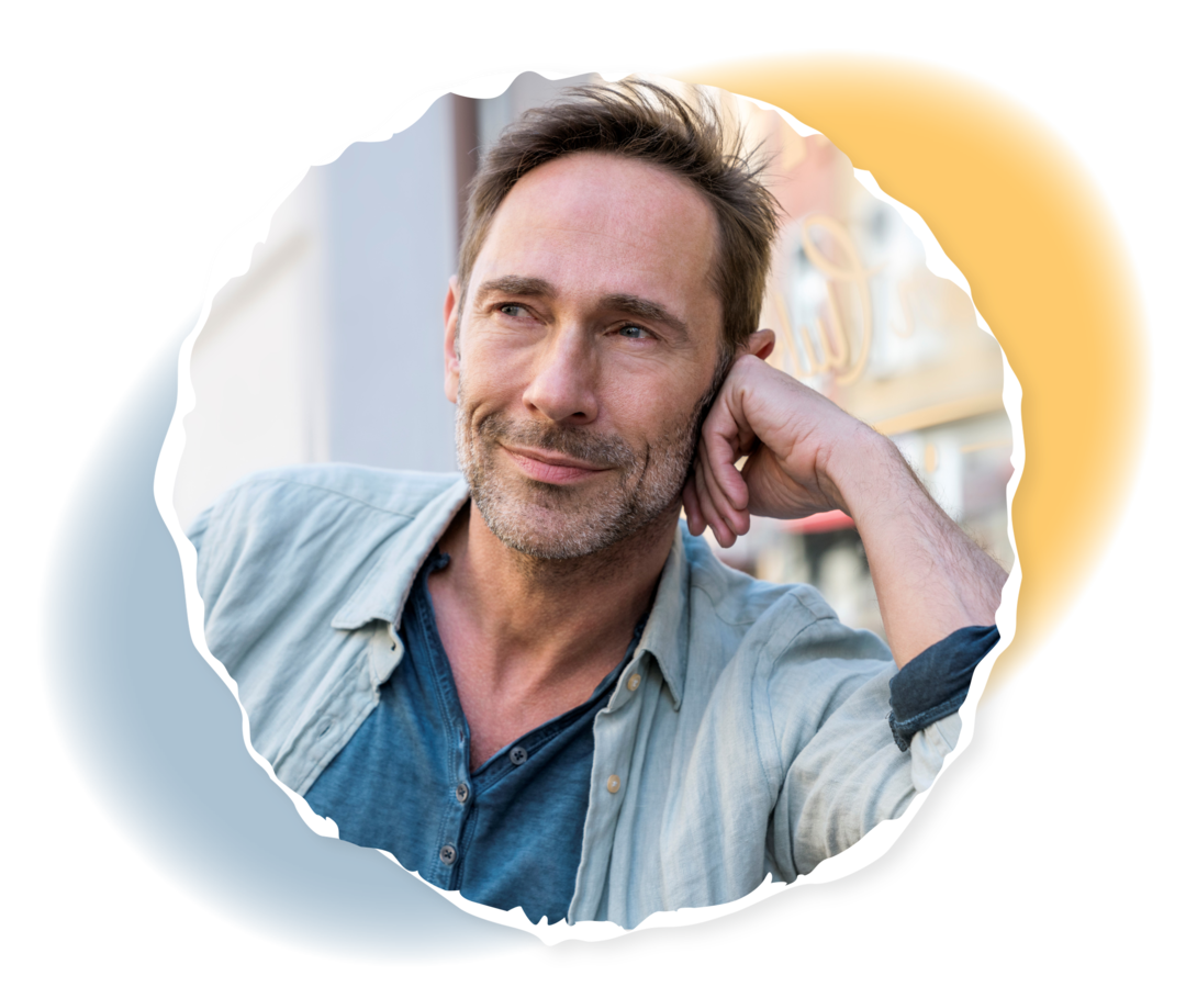 Risikoadaptierte Therapie Ein Mann stützt seinen Kopf auf die linke Hand und lächelt.