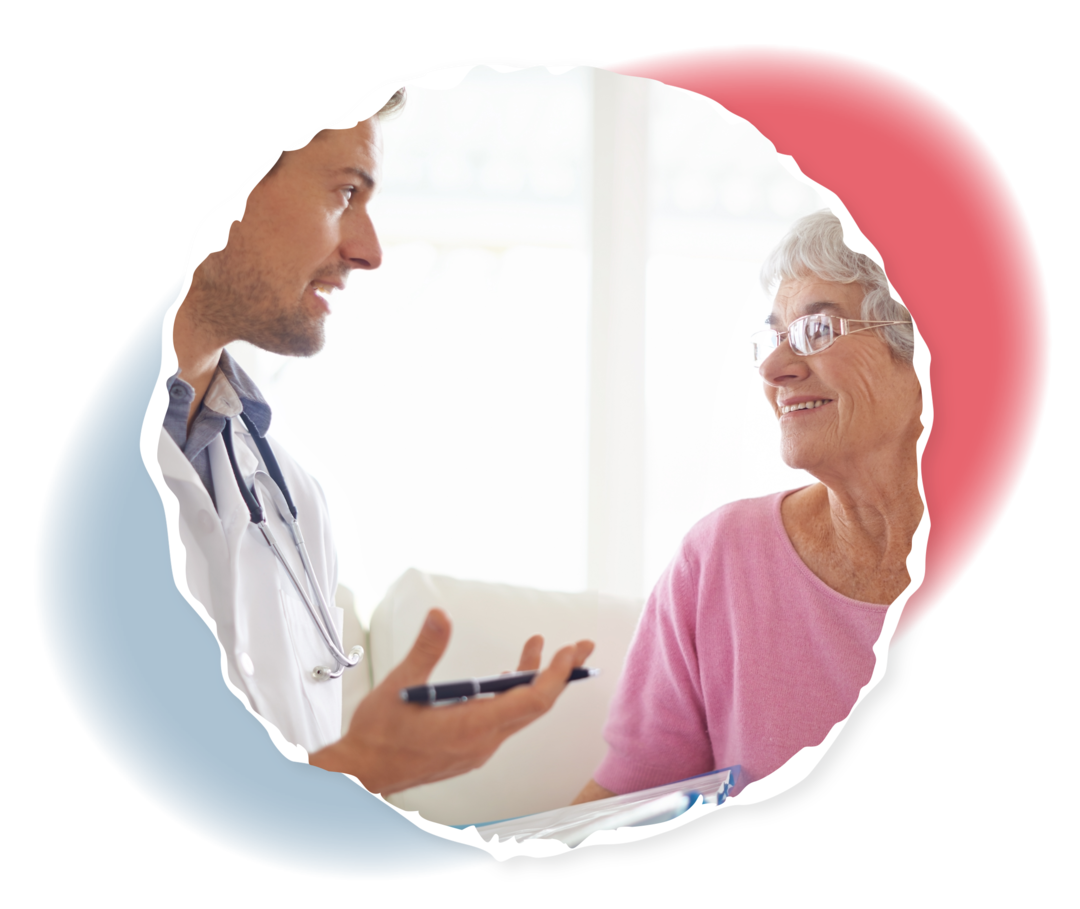 Eine ältere Patientin im Gespräch mit einem Arzt.