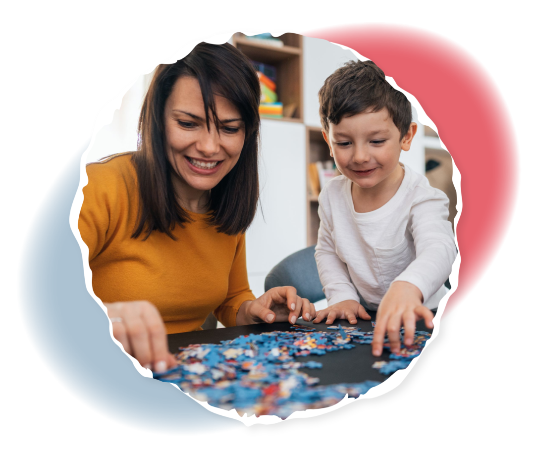 Therapieumstellung bei Nebenwirkungen. Eine Frau und ein kleiner Junge puzzeln.